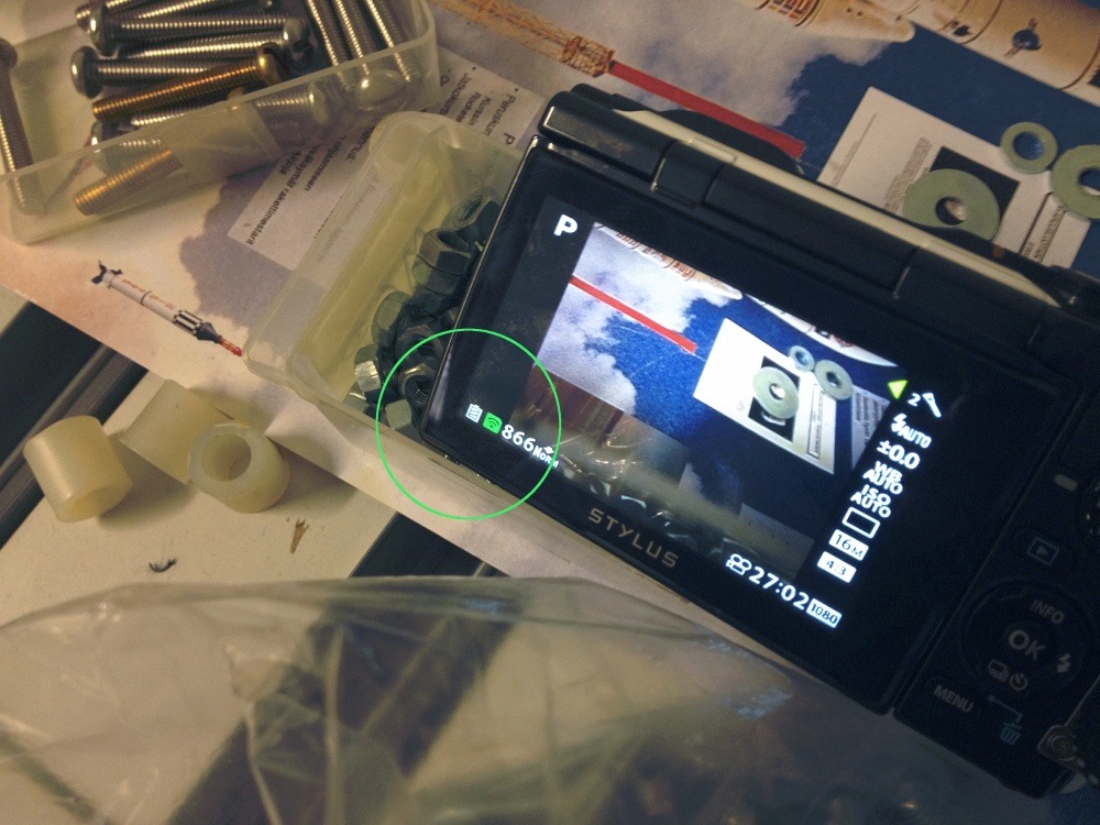 Vihreä merkki kameran näytössä kertoo kuvan siirtymisestä